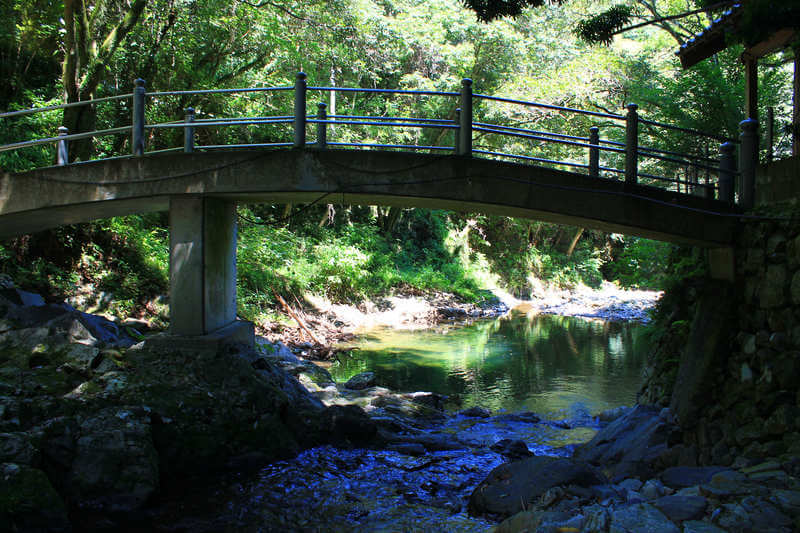 不動の滝の太鼓橋