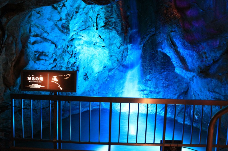 龍河洞の記念の滝