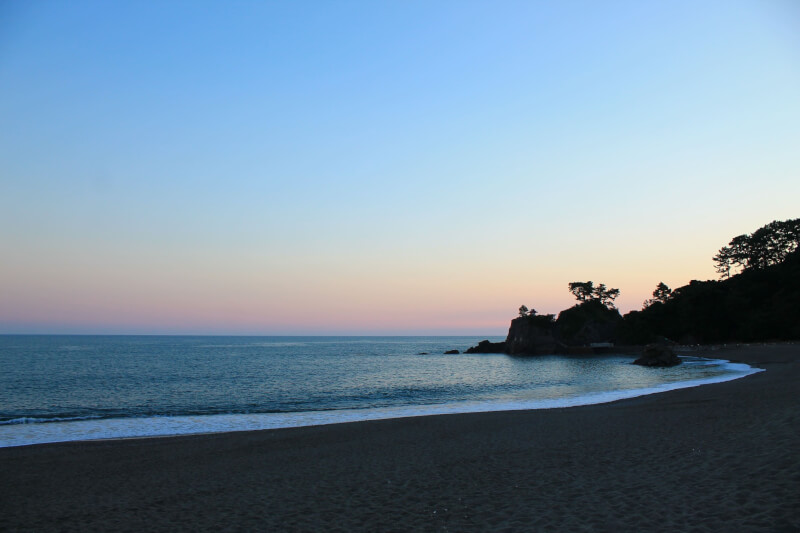 夕日がしずむ桂浜