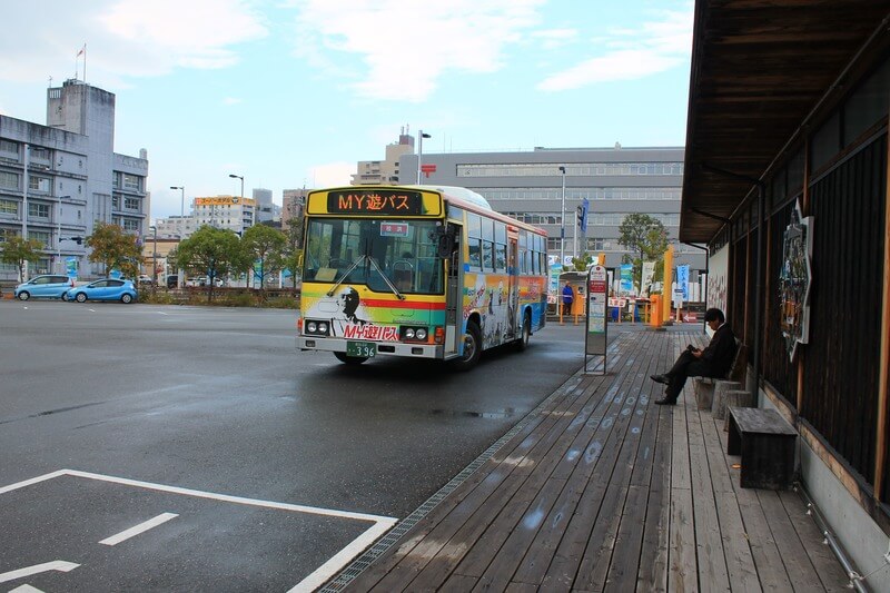 こうち旅広場の前がMY遊バスのバス停があります